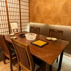 テーブル席のお席もご用意ございます！隣のお席との距離もありますのでゆったり♪