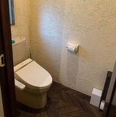 【トイレ】バリアフリーなので車いすの方もご利用いただけます。お子様用の踏み台もあります。
