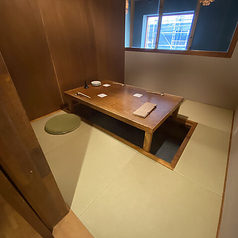 接待や女子会にふさわしい、掘りごたつ式の完全個室をご用意いたしました。足を伸ばして寛げる落ち着いた和の空間で、四季折々の会席料理や厳選されたお酒をゆっくりとご堪能いただけます。上品な設えの中で、ビジネスの大切な商談や友人同士の深い語らいを妨げることがございません。特別な集まりにぜひご利用ください。