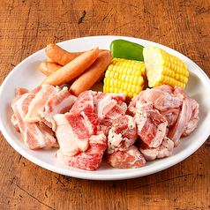 ファミ盛（わいわいカルビ/豚カルビ/せせり/じゅーしーハラミ(豚)/ウインナー）