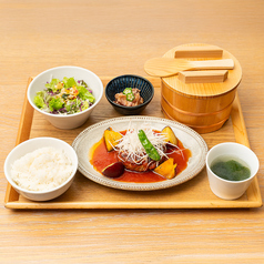 秋のおすすめ洋食セット(おひつごはん・小鉢・ミニサラダ・スープ付)