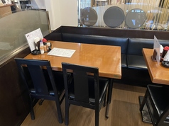 4名掛けテーブル席がございます。