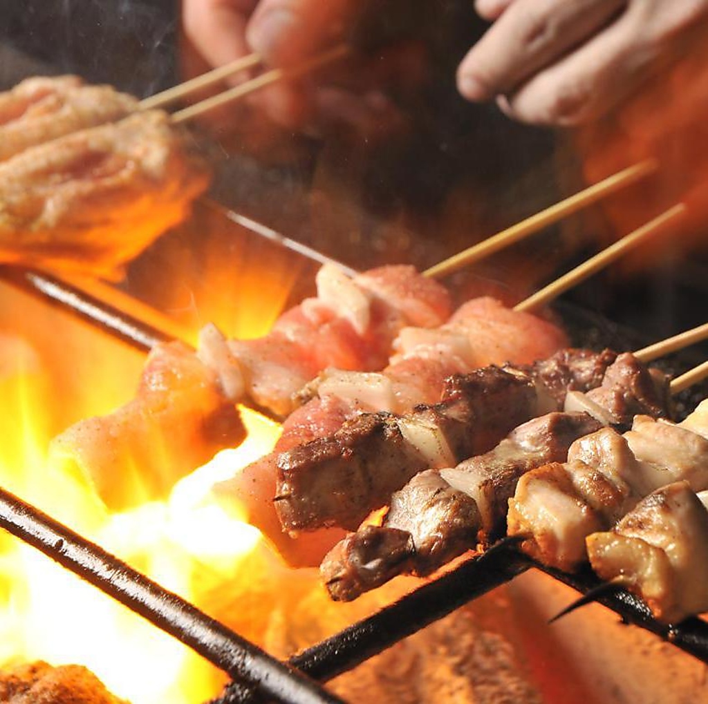 まさに職人技!!炭火職人が絶妙な焼き加減で焼きあげる豊富な串焼きやもも炭焼きをご堪能ください！