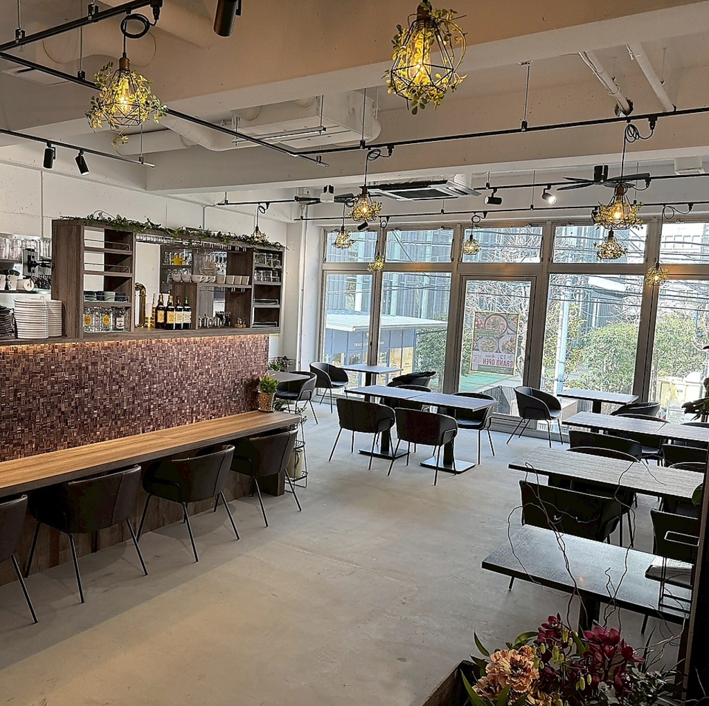 大きな窓と高い天井が解放感あふれる空間へと誘います♪