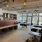 大きな窓と高い天井が解放感あふれる空間へと誘います♪