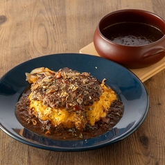 オムレツくずし粗挽きハンバーグカレー ※7～9月はテイクアウト不可