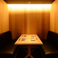 【2階】2階には2～4名様用の半個室もご用意がございます。プライベート感を大切にした落ち着いた空間で、少人数での宴会や女子会に◎友人や家族との特別な時間を、心地よい雰囲気の中でお楽しみいただけます。