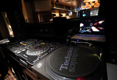 【DJブース】様々な演出に！貸切イベントを盛り上げるBGMはスタッフにお任せください・・　　　　　　音源の持ち込みはご相談ください。