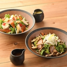 【左上】生湯葉とスモークサーモンのサラダ【右下】合鴨と木ノ子の和サラダ