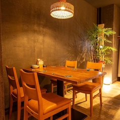 ３～4名様用ゆったりテーブル席♪バーカウンターと同じ並びなのでおしゃれな雰囲気そのままに皆でわいわいしちゃってください★