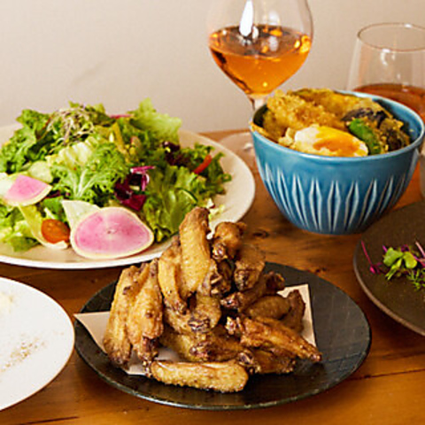 看板メニューの手羽先唐揚げ等をはじめ、サクサクのぶし鶏天や手造りキムチをどうぞ♪