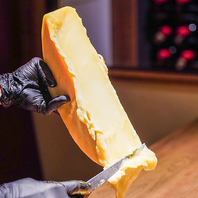 アツアツとろけるチーズの演出に、思わず歓声！