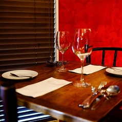 一面の壁が真っ赤に彩られている店内は女性のリピーター様が多数！