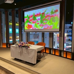 メインフロア貸し切り時、スクリーンのご利用も可能です！詳細は店舗までお問合せください。最小30名～80名(立食時120名)