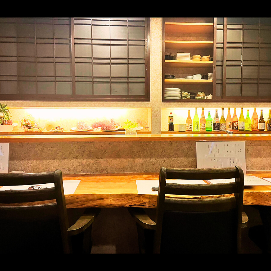 カウンター席がございますので、お一人様のお食事や会社帰りのサク飲みにも気軽にお立ち寄りください