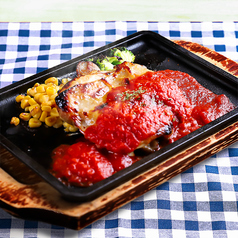 【鉄板グリル】ハニーチキングリルの鉄板ステーキ　自家製トマトソース