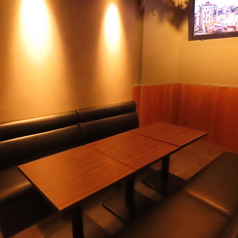 【使い勝手◎なテーブル席】雰囲気抜群の店内はデートや女子会、合コンなどにもご利用いただけます♪テーブルでは人数に合わせてレイアウトも自由自在に変更が可能です。