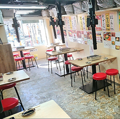 懐かしい大阪の韓国焼肉屋が原点のふたご屋は明るい活気のある店内。肉のプロスタッフがご希望やお肉の種類によってお焼き致します。盛り上げなどもおまかせあれ！