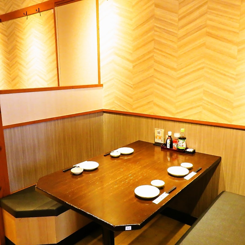 少人数のお客様には、周りを気にすることなく楽しめるBOX席をご用意しております。