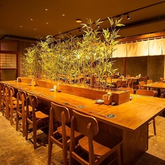 奥のフロア中央にある竹林のオブジェが特徴的なテーブルタイプのカウンター席★いつもと違う雰囲気を楽しみたいならここです♪