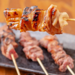 朝挽き国産豚を直送仕入れ！鮮度が良いやきとんは旭川の【THE やきとん BASE】で召し上がれ。