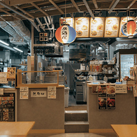 《お祭り気分》オープンキッチンと提灯が当店の目印♪