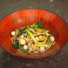 リングイネ　貝類と旬彩のソース