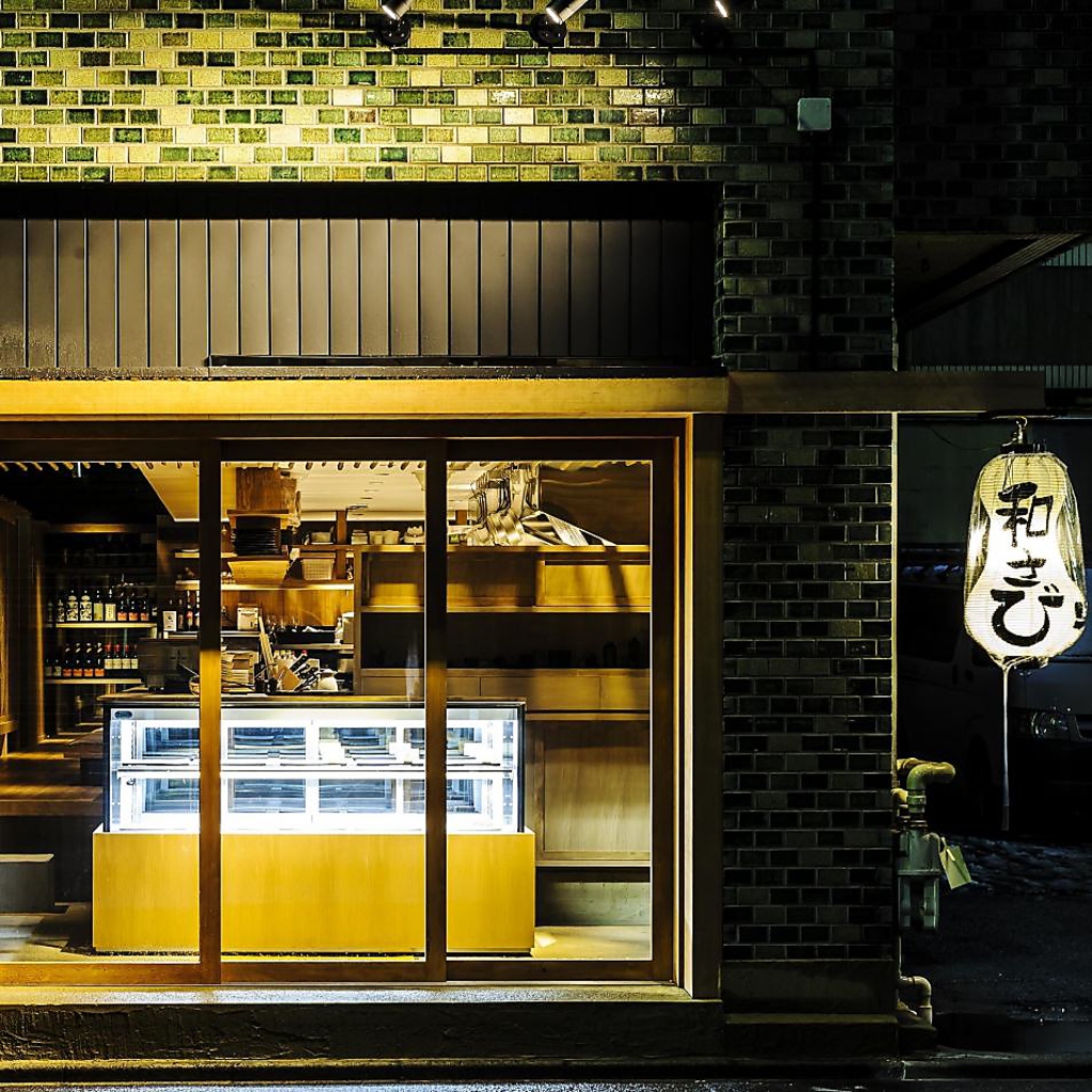 名古屋駅すぐ、ひっそりと佇むこのお店。中を覗けば…