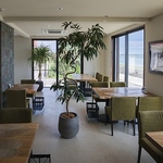 目の前に広がるのは美しい海…最高のロケーションでシェフこだわりの料理をどうぞお楽しみください！