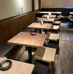 渋谷の喧騒を忘れられる隠れ家で、ゆったりお食事をお楽しみください。店内もゆとりある開放的な空間で、心地よくお食事いただけることと思います。一皿一皿、素材や見せ方に遊び心とこだわりを持ってお料理をご用意。相性抜群の日本酒も豊富に揃えています。