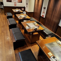 2名様~ご利用可能な4名様用テーブル席を完備しております◎デートや友人同士のランチ、夜のサク飲みなど、日常の様々なシーンで使い勝手抜群のお席です。清潔感のある店内で、こだわりの鉄板料理を心ゆくまでお楽しみいただけます◎ふらっと立ち寄りやすい雰囲気ですので、ぜひお気軽にご利用ください!