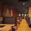 広々とした店内落ち着いたテーブル席です。人数に応じてお席をご用意いたします。※店舗により部屋の配置・席数が異なる場合がございます
