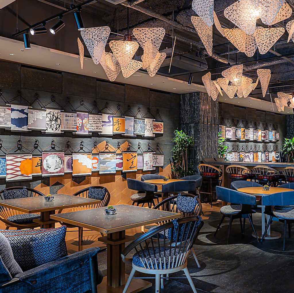 貴族の遊びをコンセプトに、現代的なテイストも取り入れた店内