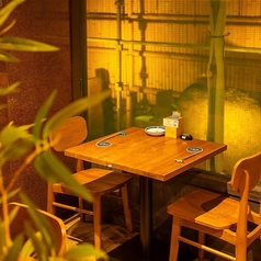 中庭沿いに並ぶ2名様用テーブル★比較的落ち着いた雰囲気をご希望の方はこちらのお席へ◎