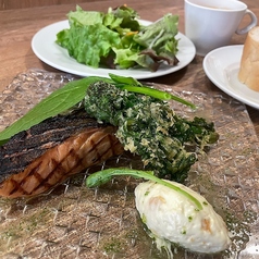 半生仕立て「マリネサーモンのグリル」ゆずクリームハーブオイルソースの写真