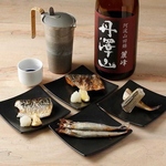 ◆炙りの肴に「ど燗酒」◆熱いもの同士の好相性ペアリングです。香ばしい炙り魚とともに熱燗を堪能