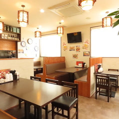 広々テーブル席　6名様席×4、2名様席×1
