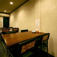 グループ利用にぴったりのテーブル席でゆったりくつろぐ