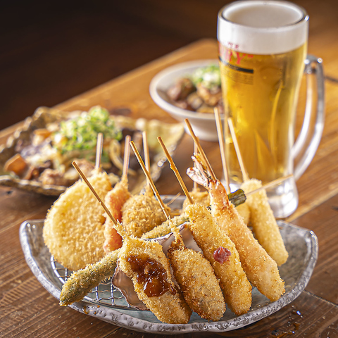 動物園前駅より徒歩約6分◇串カツ1本100円(税込)～ みんなで串カツ食べるなら新世界へ