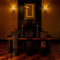 広々とした店内にひときわ目の引くダイニングテーブル席。4～8名様までご利用できます。重厚感とクラシックな店内雰囲気と細部にまでこだわったテーブル席との相性は抜群♪小、中規模のご宴会から特別な日でのご利用など多種多様な用途でご利用可能できます。贅沢時間をこのテーブル席で◎