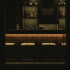 ライブ感溢れるカウンター席は、お一人様やデートにぴったり◎家具に埋め込まれたスピーカーから流れる心地よい音楽を聴きながら、出来立ての料理をゆっくりとご堪能いただけます♪