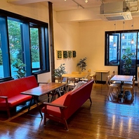 落ち着いた照明とウッド調の洗練空間