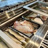 カウンター席前にはこだわりの食材が勢ぞろいしております。