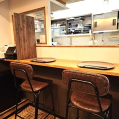 目の前で職人の技を見ながらお寛ぎいただけるカウンター席となっております。