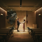 木や石、緑など自然素材を贅沢に用いたチャペルで、特別な人へ想いを告げるプロポーズを。