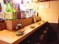 カウンター×4席ございます。お一人様も多いので、住道にお立ち寄りの際はお気軽にお立ち寄りください。