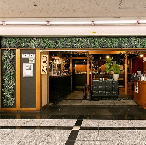 広々空間で、まったりひと息。心ほぐれるカフェ時間を。