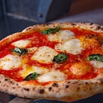 オープンキッチンのピザ窯で焼く本格ピザは種類も豊富♪マルゲリータは当店お勧めです♪