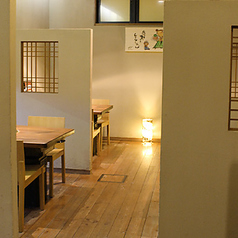 ファミリー層のお客様にぴったりのスペースです。心地よい木と土と石をテーマにしたぬくもりあふれる広々とした空間で、長野県の木材を使用した赤松のテーブルや落葉松の床が、居心地の良さを演出。各テーブルには卓上オーダーシステム設置。地産地消の理念に基づいた体に優しい造りで、アレルギー物質を排除した安心空間。