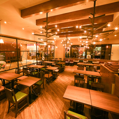 2025年10月、店内をリニューアルしました！木の温もりを感じるテーブル席や、デートや記念日にも最適なソファ席をご用意。プロジェクターも完備しており、結婚式の二次会や各種パーティーにもご利用いただけます。お客様の人数やご予算に合わせてプランをご提案いたしますので、どうぞお気軽にお問い合わせください。